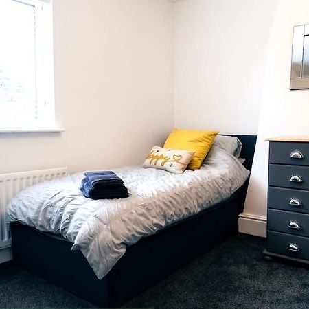 4 Bedroom - Sleep 9 Home In Cheadle Staffordshire - Alton Towers Polar Express Dimmingsdale Peak District Trentham Gardens Water World Extérieur photo