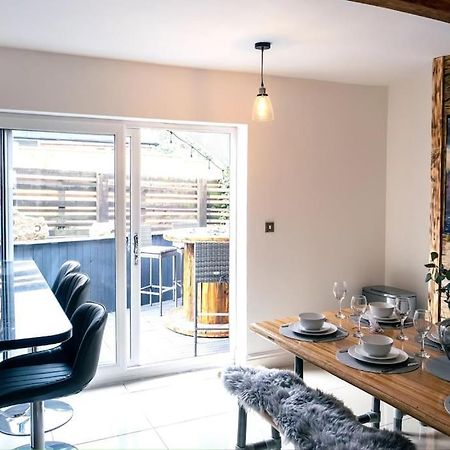 4 Bedroom - Sleep 9 Home In Cheadle Staffordshire - Alton Towers Polar Express Dimmingsdale Peak District Trentham Gardens Water World Extérieur photo