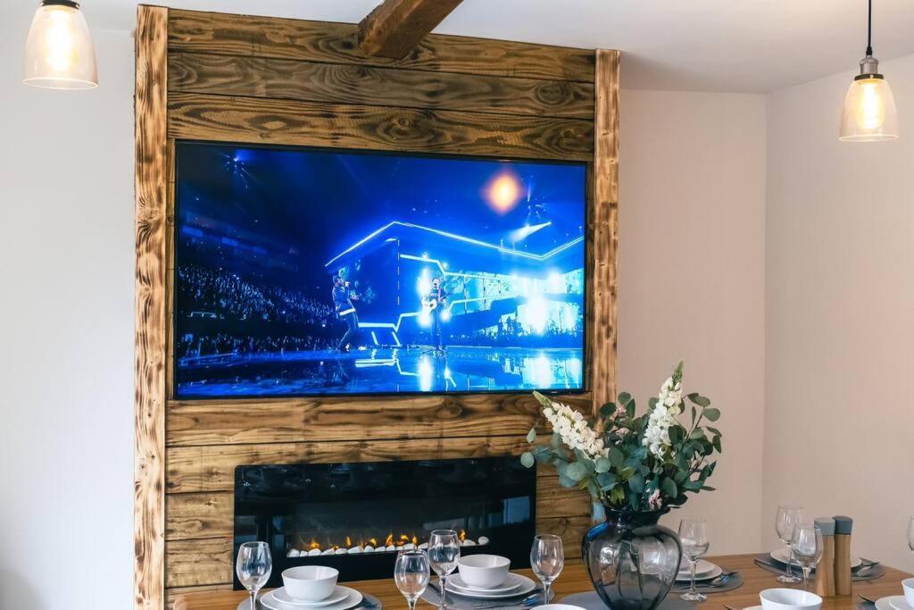 4 Bedroom - Sleep 9 Home In Cheadle Staffordshire - Alton Towers Polar Express Dimmingsdale Peak District Trentham Gardens Water World Extérieur photo