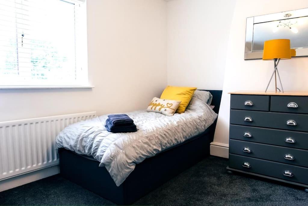 4 Bedroom - Sleep 9 Home In Cheadle Staffordshire - Alton Towers Polar Express Dimmingsdale Peak District Trentham Gardens Water World Extérieur photo