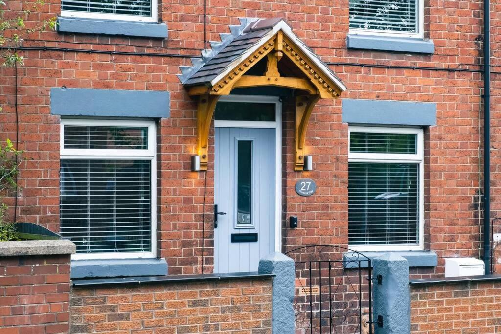 4 Bedroom - Sleep 9 Home In Cheadle Staffordshire - Alton Towers Polar Express Dimmingsdale Peak District Trentham Gardens Water World Extérieur photo
