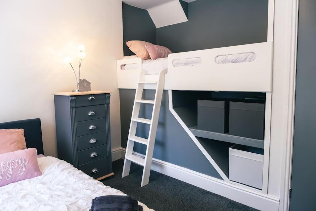 4 Bedroom - Sleep 9 Home In Cheadle Staffordshire - Alton Towers Polar Express Dimmingsdale Peak District Trentham Gardens Water World Extérieur photo