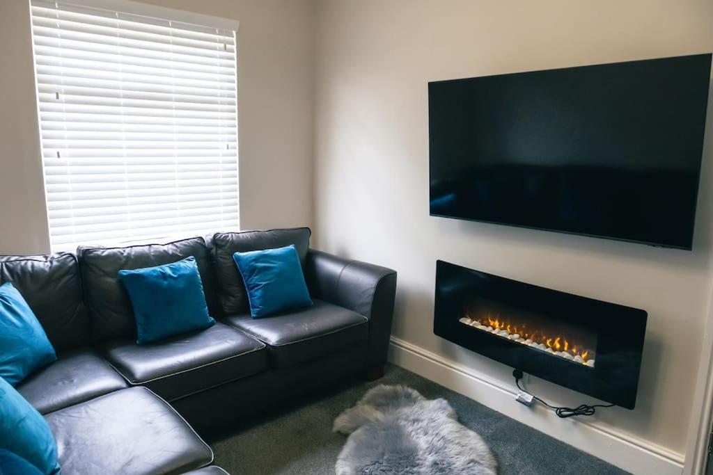 4 Bedroom - Sleep 9 Home In Cheadle Staffordshire - Alton Towers Polar Express Dimmingsdale Peak District Trentham Gardens Water World Extérieur photo