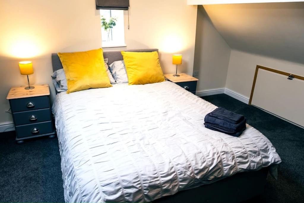 4 Bedroom - Sleep 9 Home In Cheadle Staffordshire - Alton Towers Polar Express Dimmingsdale Peak District Trentham Gardens Water World Extérieur photo