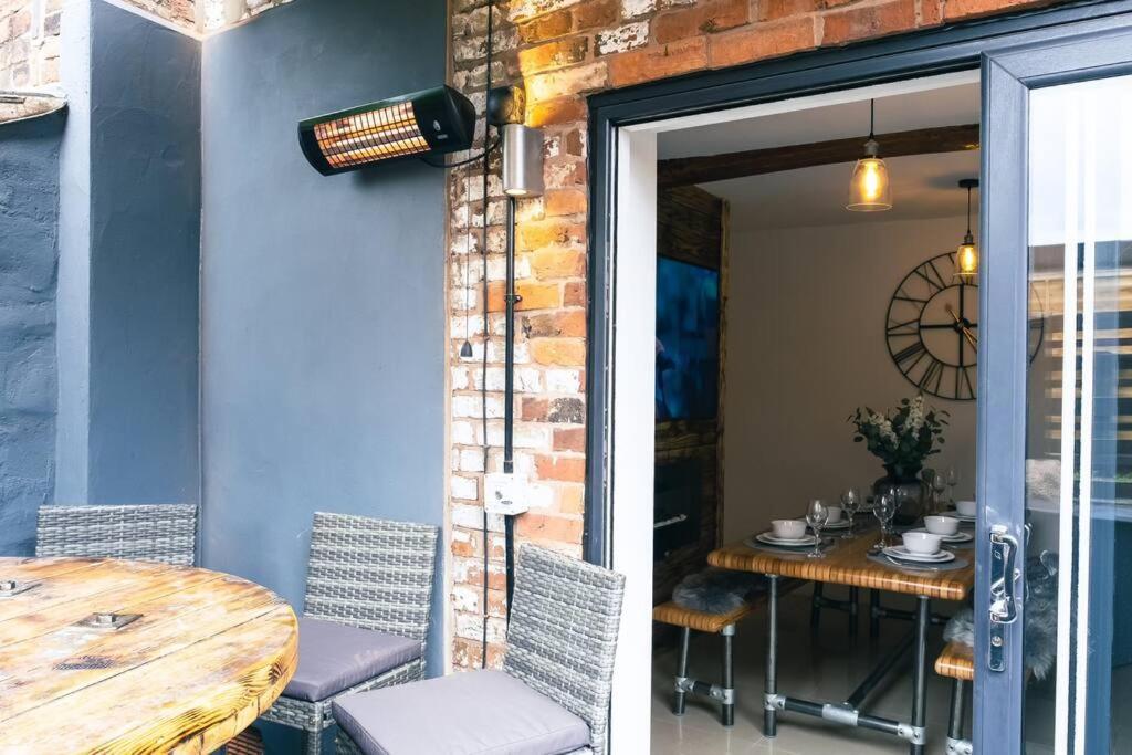 4 Bedroom - Sleep 9 Home In Cheadle Staffordshire - Alton Towers Polar Express Dimmingsdale Peak District Trentham Gardens Water World Extérieur photo