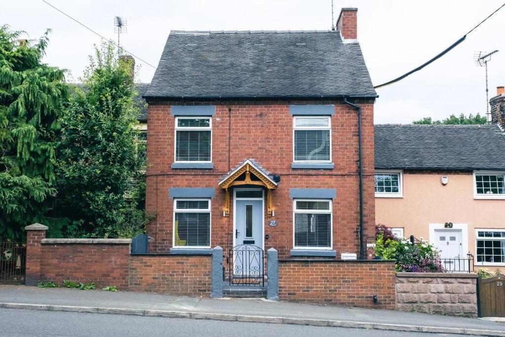 4 Bedroom - Sleep 9 Home In Cheadle Staffordshire - Alton Towers Polar Express Dimmingsdale Peak District Trentham Gardens Water World Extérieur photo