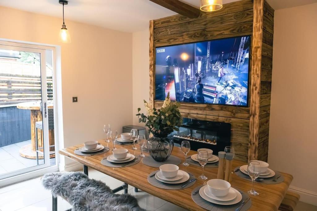 4 Bedroom - Sleep 9 Home In Cheadle Staffordshire - Alton Towers Polar Express Dimmingsdale Peak District Trentham Gardens Water World Extérieur photo