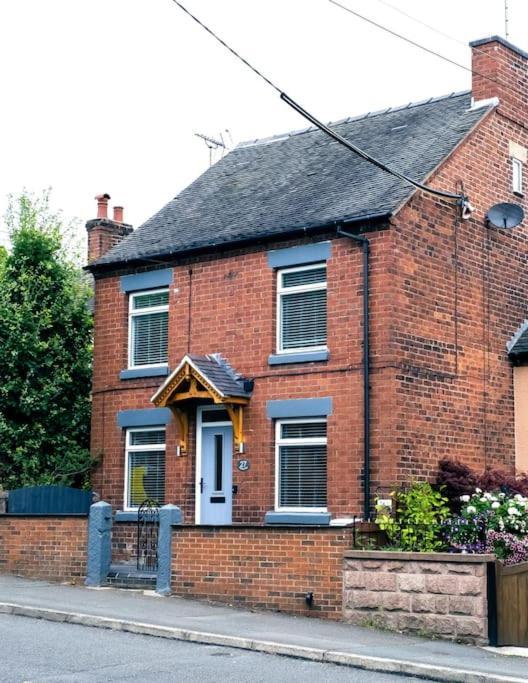 4 Bedroom - Sleep 9 Home In Cheadle Staffordshire - Alton Towers Polar Express Dimmingsdale Peak District Trentham Gardens Water World Extérieur photo