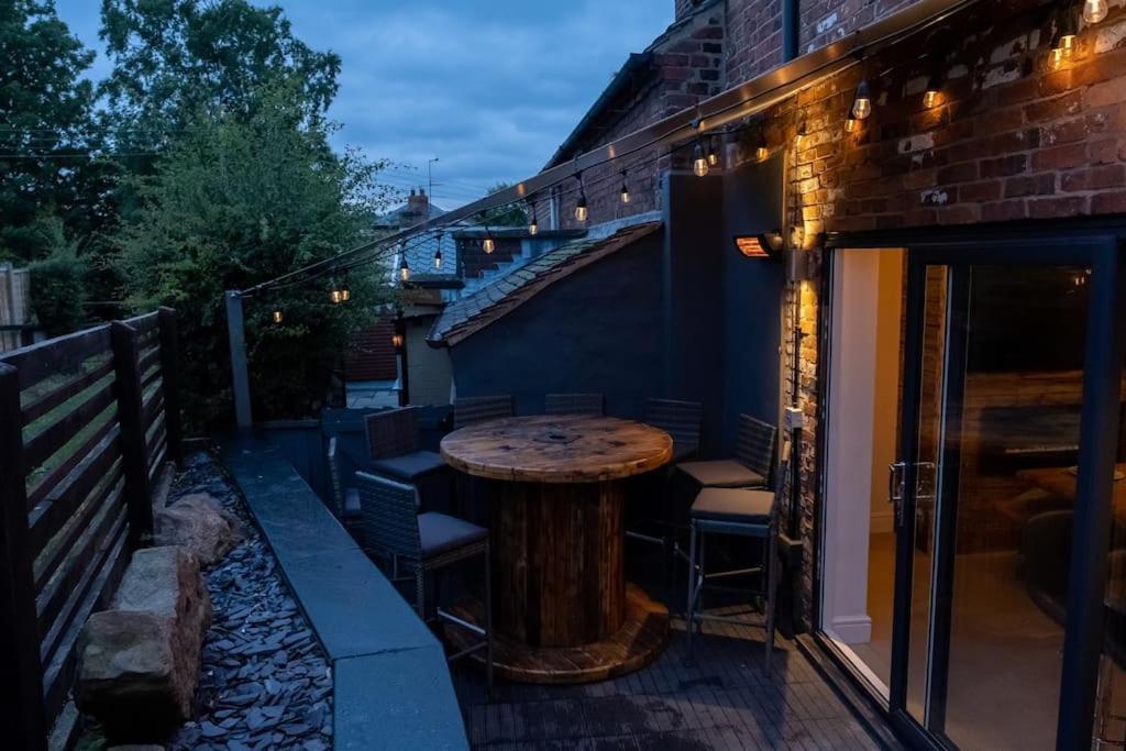 4 Bedroom - Sleep 9 Home In Cheadle Staffordshire - Alton Towers Polar Express Dimmingsdale Peak District Trentham Gardens Water World Extérieur photo