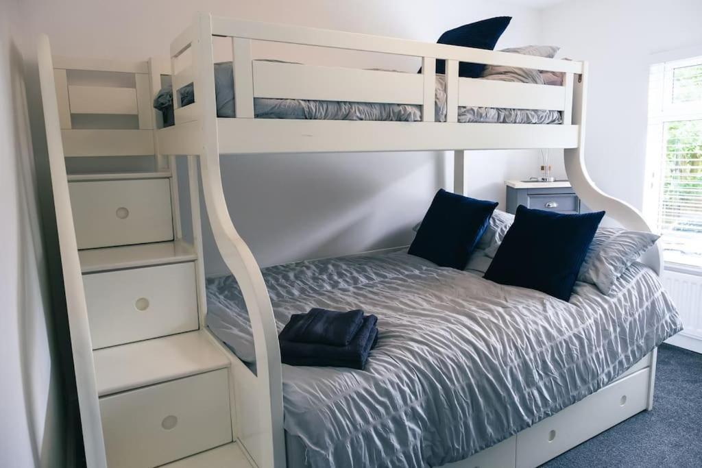 4 Bedroom - Sleep 9 Home In Cheadle Staffordshire - Alton Towers Polar Express Dimmingsdale Peak District Trentham Gardens Water World Extérieur photo