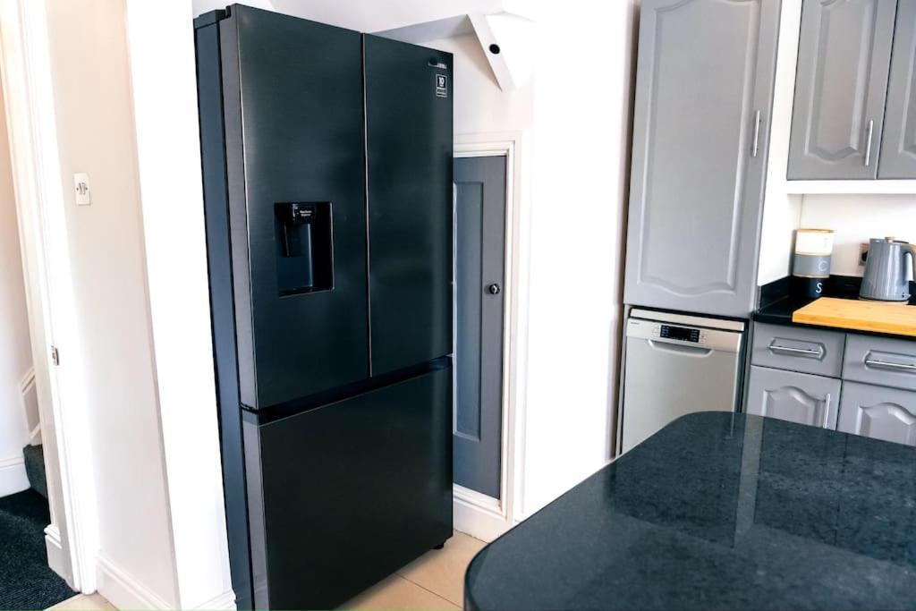 4 Bedroom - Sleep 9 Home In Cheadle Staffordshire - Alton Towers Polar Express Dimmingsdale Peak District Trentham Gardens Water World Extérieur photo