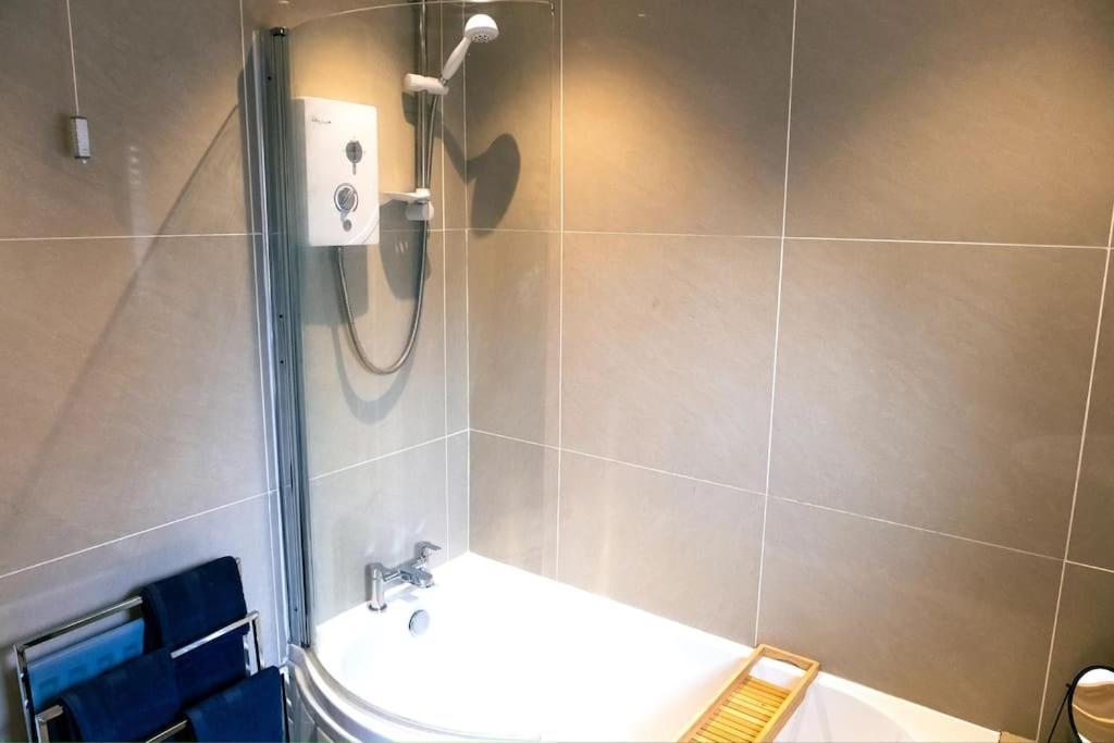 4 Bedroom - Sleep 9 Home In Cheadle Staffordshire - Alton Towers Polar Express Dimmingsdale Peak District Trentham Gardens Water World Extérieur photo