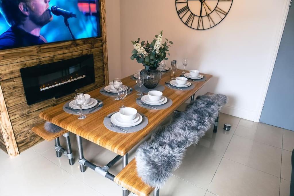4 Bedroom - Sleep 9 Home In Cheadle Staffordshire - Alton Towers Polar Express Dimmingsdale Peak District Trentham Gardens Water World Extérieur photo