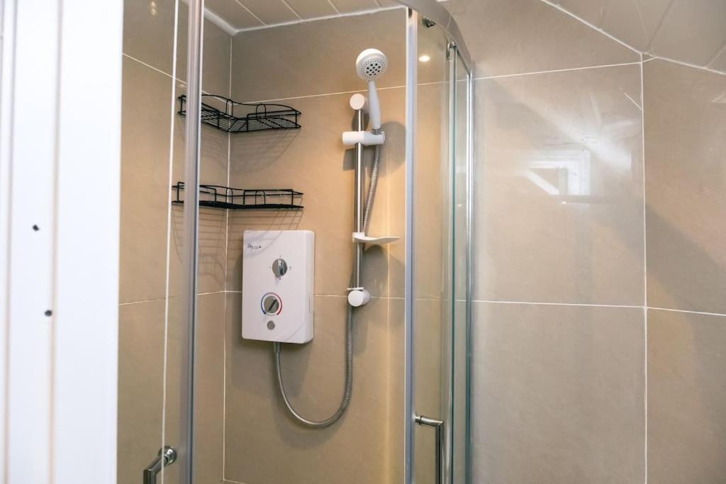 4 Bedroom - Sleep 9 Home In Cheadle Staffordshire - Alton Towers Polar Express Dimmingsdale Peak District Trentham Gardens Water World Extérieur photo