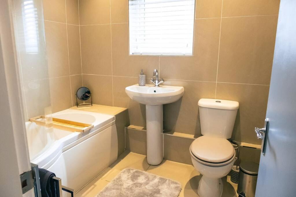 4 Bedroom - Sleep 9 Home In Cheadle Staffordshire - Alton Towers Polar Express Dimmingsdale Peak District Trentham Gardens Water World Extérieur photo