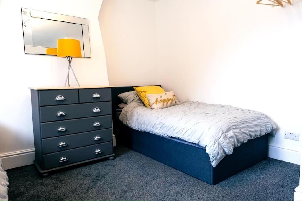 4 Bedroom - Sleep 9 Home In Cheadle Staffordshire - Alton Towers Polar Express Dimmingsdale Peak District Trentham Gardens Water World Extérieur photo