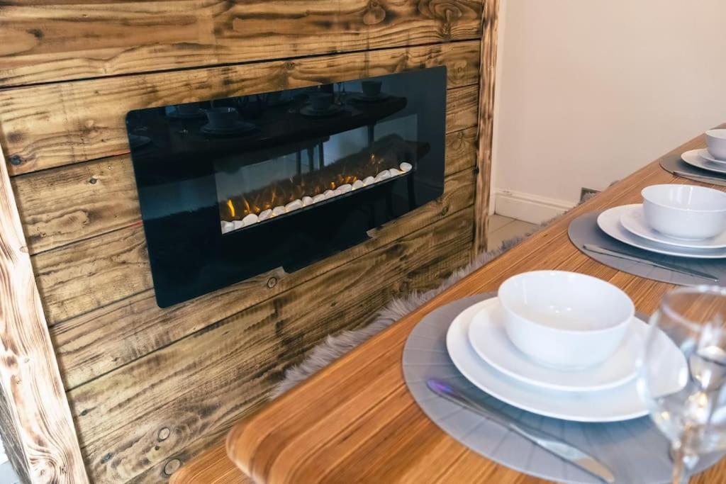 4 Bedroom - Sleep 9 Home In Cheadle Staffordshire - Alton Towers Polar Express Dimmingsdale Peak District Trentham Gardens Water World Extérieur photo