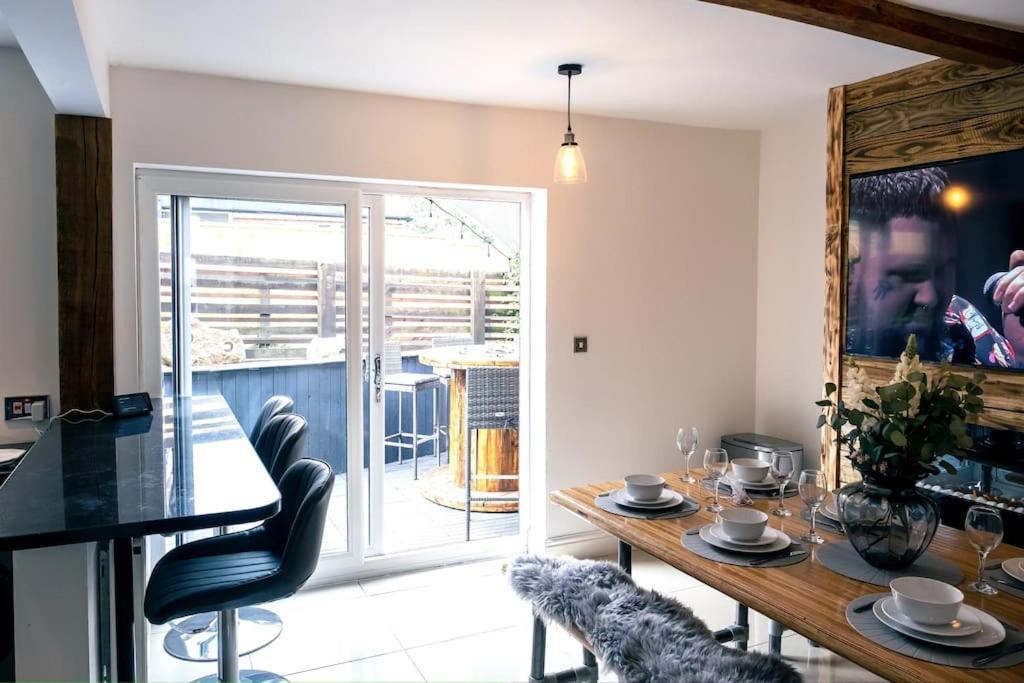 4 Bedroom - Sleep 9 Home In Cheadle Staffordshire - Alton Towers Polar Express Dimmingsdale Peak District Trentham Gardens Water World Extérieur photo