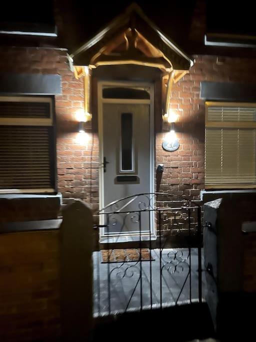 4 Bedroom - Sleep 9 Home In Cheadle Staffordshire - Alton Towers Polar Express Dimmingsdale Peak District Trentham Gardens Water World Extérieur photo