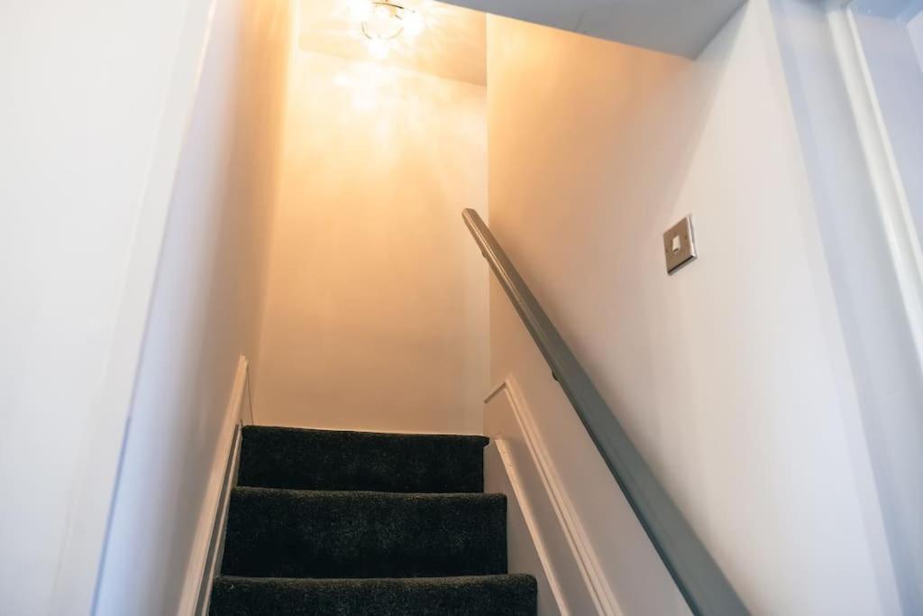4 Bedroom - Sleep 9 Home In Cheadle Staffordshire - Alton Towers Polar Express Dimmingsdale Peak District Trentham Gardens Water World Extérieur photo