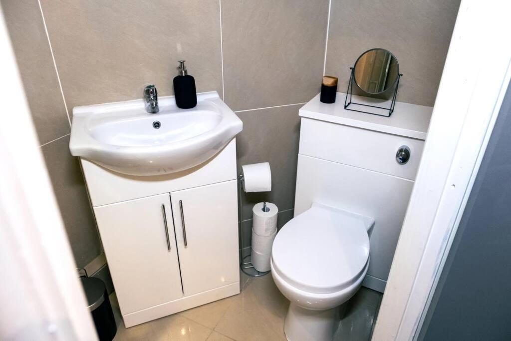 4 Bedroom - Sleep 9 Home In Cheadle Staffordshire - Alton Towers Polar Express Dimmingsdale Peak District Trentham Gardens Water World Extérieur photo