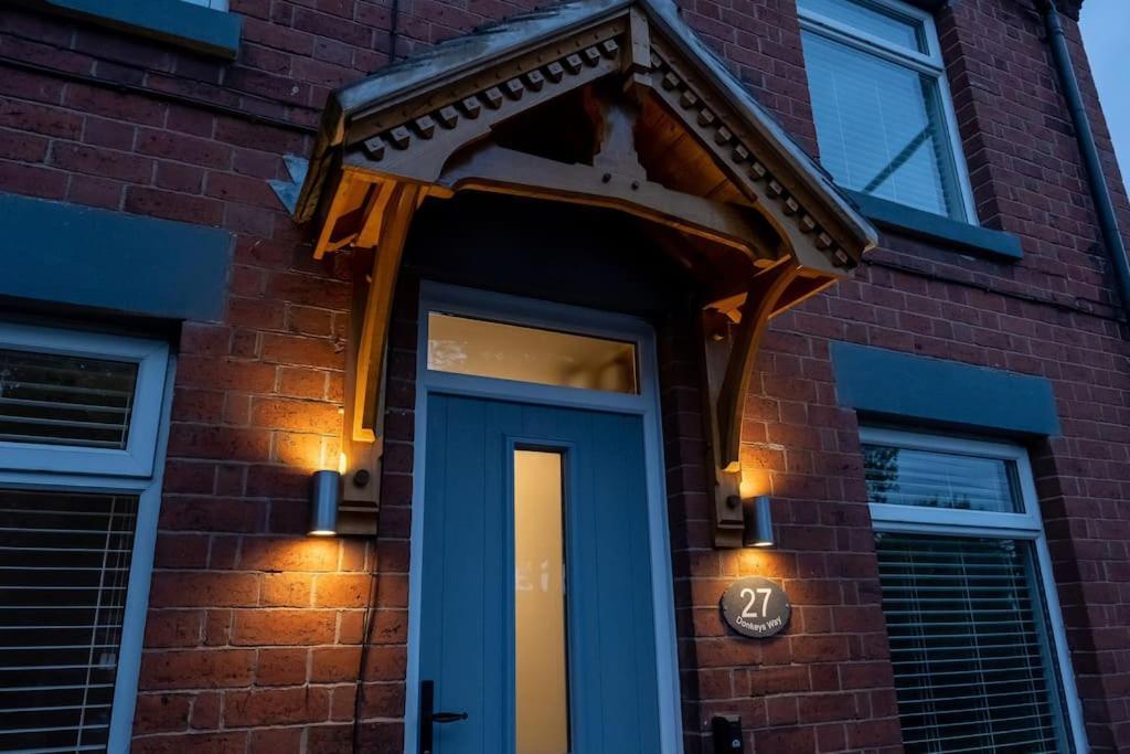 4 Bedroom - Sleep 9 Home In Cheadle Staffordshire - Alton Towers Polar Express Dimmingsdale Peak District Trentham Gardens Water World Extérieur photo