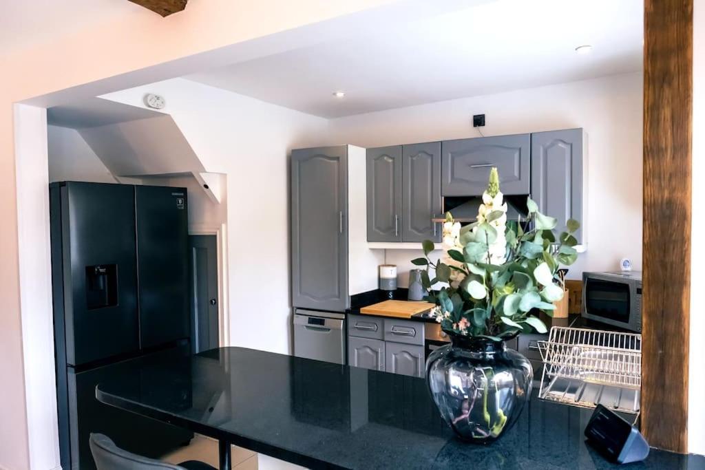 4 Bedroom - Sleep 9 Home In Cheadle Staffordshire - Alton Towers Polar Express Dimmingsdale Peak District Trentham Gardens Water World Extérieur photo
